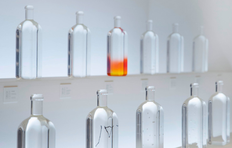 Le salon Maison & Objet, un an avant de nommer Oki Sato Créateur de l’année en 2015, exposait déjà Rain Bottle, une installation revenue cet hiver au Bon Marché Rive Gauche, avec autant de flacons d’eau de pluie qu’il existe de mots japonais pour en exprimer les nuances.