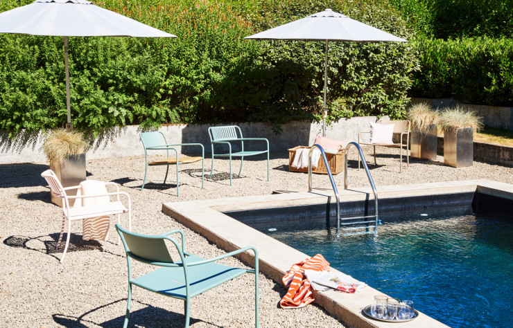 Les fauteuils Patio (Tolix) sont disponibles dans une version pleine ou « à lames ».