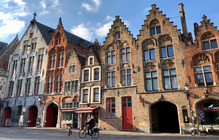 Particulièrement appréciée de Jean-Michel Gathy, Bruges, capitale de la Flandre-Occidentale, se distingue par ses canaux, ses rues pavées et ses bâtiments médiévaux.
