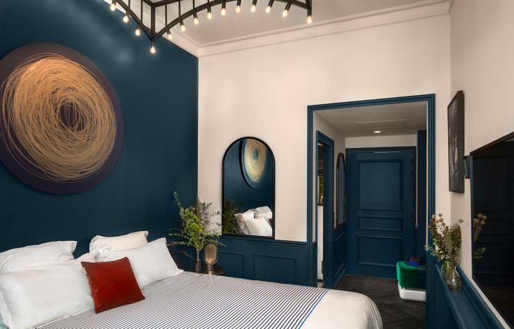 Pour les 63 chambres de l’hôtel Chouchou, à Paris (IXe), Michael Malapert a conçu sur mesure avec la section « contract » de Roche Bobois les miroirs, tables et tables basses, fauteuils, penderies et armoires.