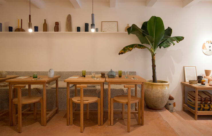 Le mobilier joue une partition un brin rétro mais ultra-chaleureuse.