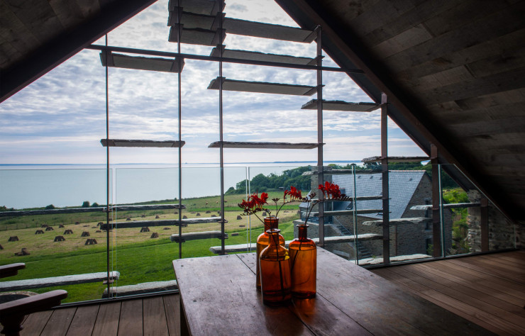 La Ferme du Vent (2016), à Cancale, revisite les codes de l’hôtellerie pour le chef étoilé Olivier Roellinger.