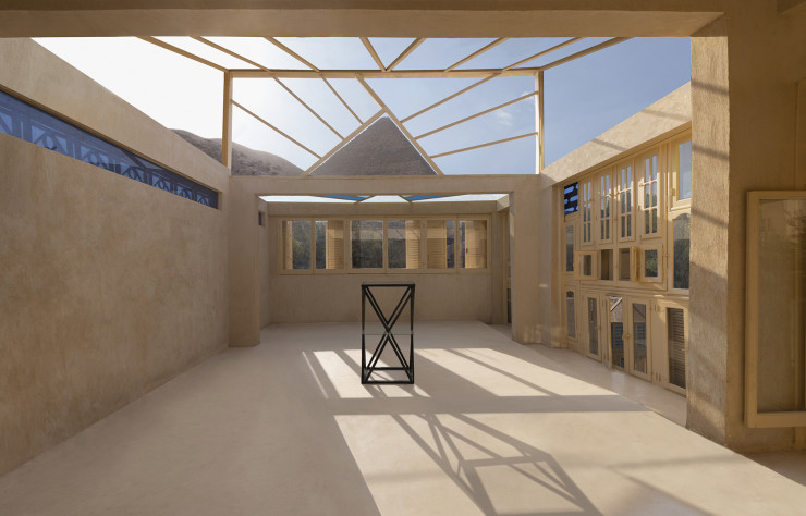 Vue imprenable sur la pyramide de Khéops depuis la « salle du temps », un espace d’observation et de méditation à la fois coupé du monde et ouvert sur le ciel.