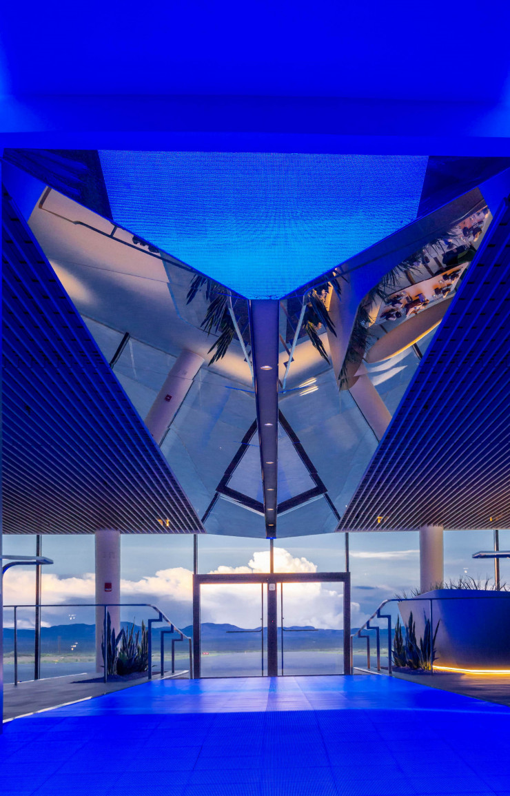 Le seul écran en vue habille le sol du passage du Spaceport qui mènera les touristes à la piste de décollage.