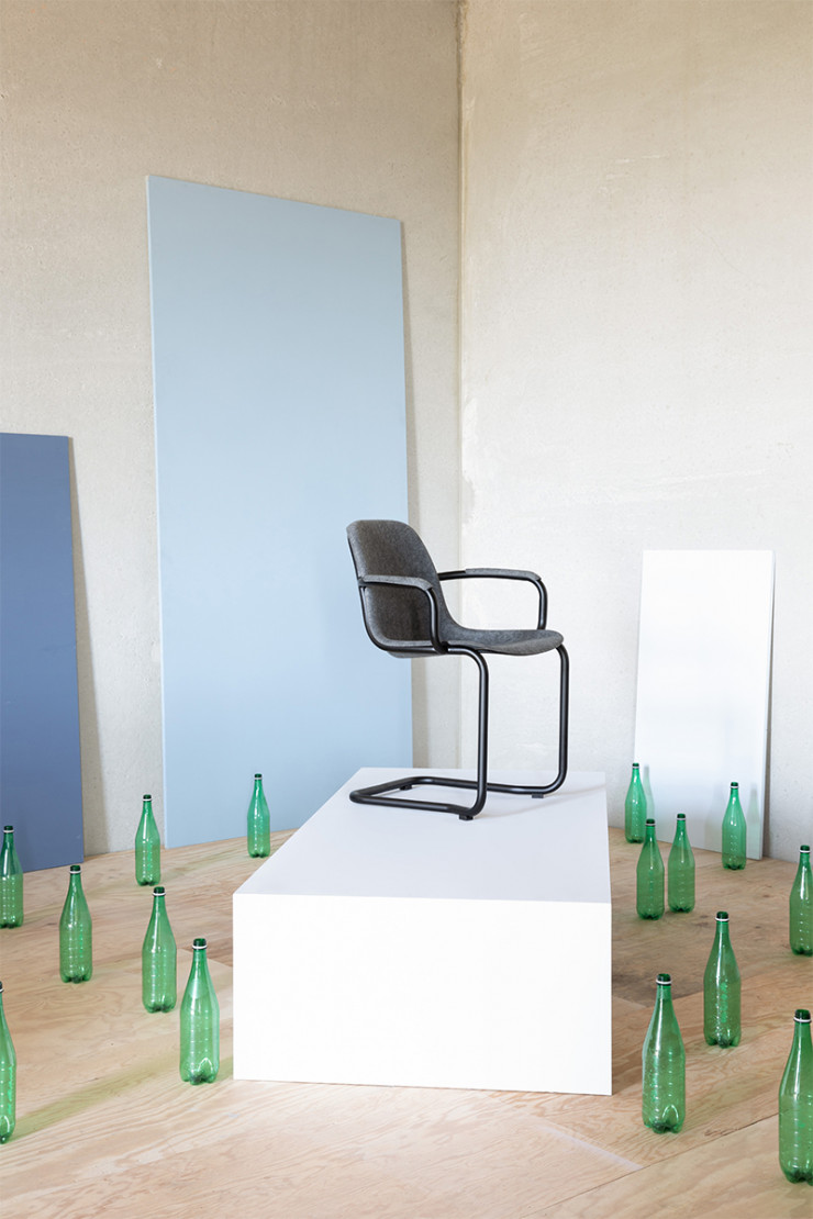 Plusieurs dizaines de bouteilles en plastique usagées sont nécessaires à la conception des chaises Thirsty.
