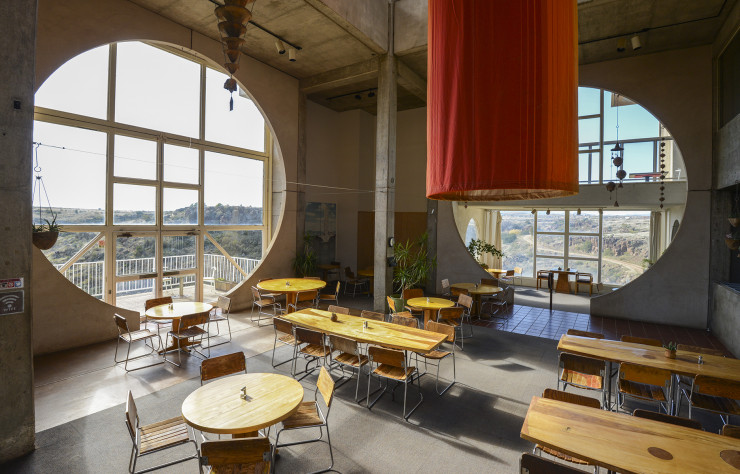 The Cafe at Arcosanti, dont les horaires sont fantaisistes et l’offre culinaire spartiate, est inondé, l’hiver, d’une lumière salutaire que l’on doit aux grandes fenêtres rondes pensées pour laisser pénétrer au maximum le soleil rasant.