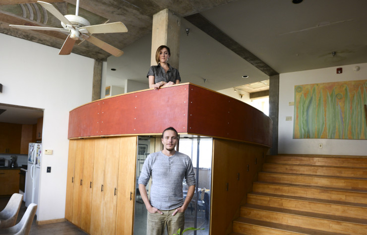 Tim Bell, directeur des relations extérieures d’Arcosanti, et Elana Novali, sa compagne artiste, se sont rencontrés ici et occupent un appartement bien pensé.