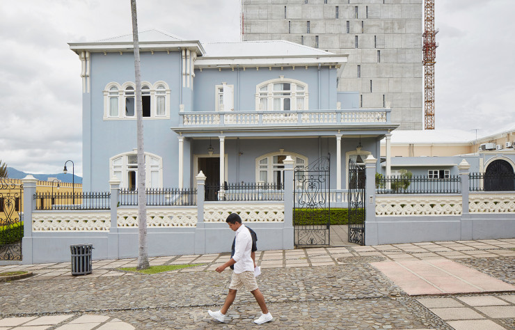 Son plan est parisien et son bâti costaricien : le Castillo Azul, construit au début du XXe siècle, a depuis rempli diverses fonctions, dont celle de résidence présidentielle. À l’arrière-plan, le chantier de la future Assemblée législative, de l’architecte Javier Salinas.