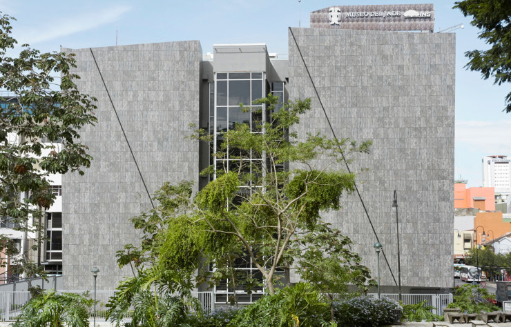 En plein centre historique de San José, en bordure de la place de la Démocratie, c’est un bâtiment contemporain signé Diego Van der Laat et inauguré en 2014 qui abrite désormais le musée du Jade et de la Culture précolombienne.