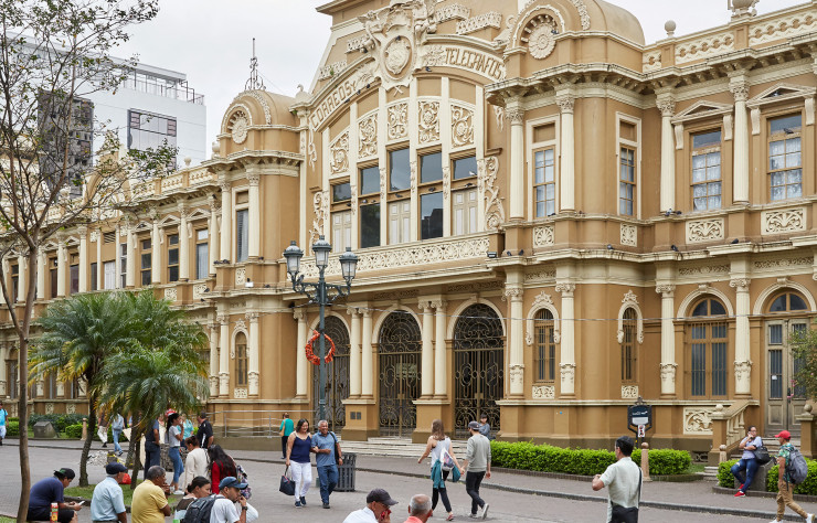 De style néo-Renaissance à la française, le bâtiment des postes et télégraphes du Costa Rica (1917) mêle notamment, en façade, tours carrées, pilastres corinthiens et coupoles.