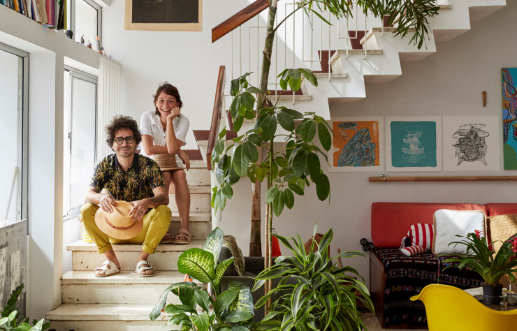 Posant ici avec son épouse, également architecte, Julián Mora, 36 ans, a remis en état l’Edificio Steinvorth (1907) pour le convertir en un espace polyvalent (salles de spectacle, cafés, restaurants, chambres d’hôte…) devenu l’emblème du renouveau de San José.