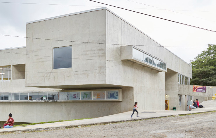 Dans le barrio de Tirrases, c’est un bâtiment de béton brut commandé par la municipalité de San José qui abrite le centre d’éducation La Cometa, à destination des communautés déshéritées.