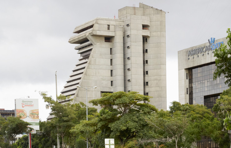 En bordure du parc de La Sabana, la tour de verre et de béton du Contraloría General de la República (1988) passe difficilement inaperçue dans le ciel de San José !