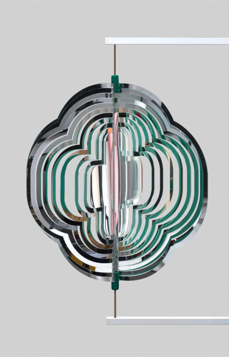 Le projet de Cécile Canel et Jacques Averna pour Design Parade Hyères 2020 réinvente l’enseigne de pharmacie sans éclairage, en jouant avec les reflets des lumières de la ville.