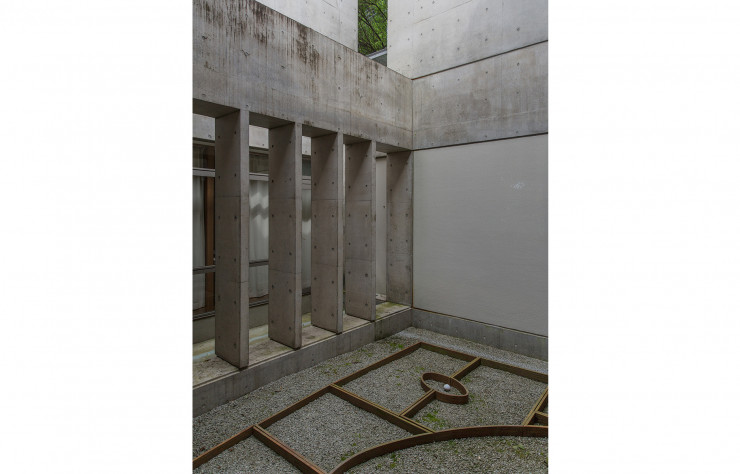 Les patios et espaces ouverts de la Villa s’insèrent dans un écrin de verdure.