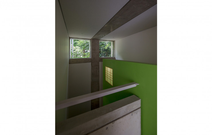 La Villa Kujoyama est une construction de béton entourée de jardins, à flanc de montagne. Un cadre de rêve pour créer.