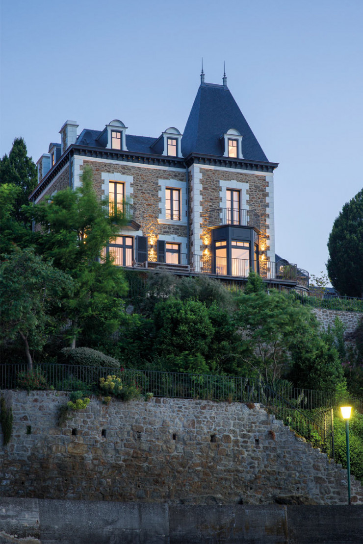 Bien que désormais sollicité pour des projets de plus grande envergure, Christophe Bachmann n’a pas pour autant abandonné son activité de rénovation de résidences privées, à l’image de cette maison dinardaise (2011).