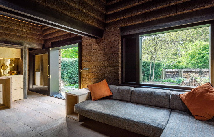 L’intérieur de la Cork House est également habillé de liège.