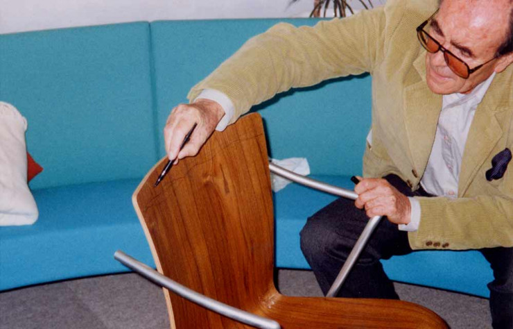 Vico Magistretti en plein travail dans les ateliers de Fritz Hansen en 1997.