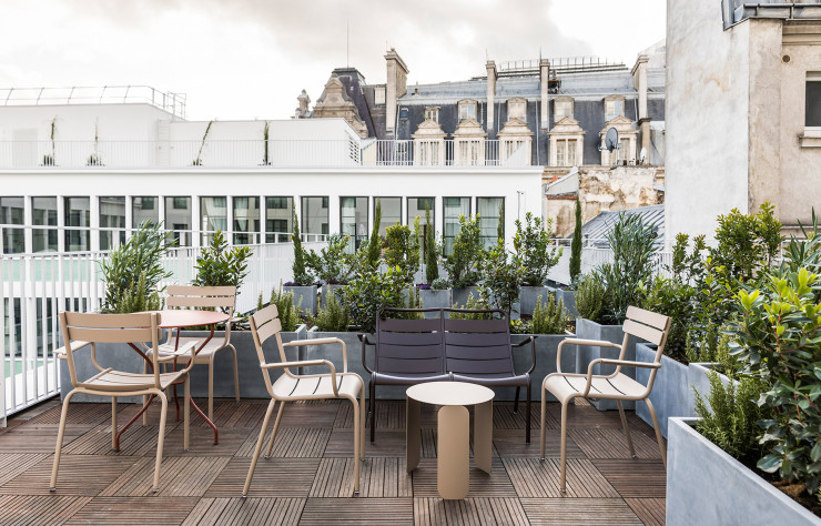 L’hôtel Grand Quartier, ouvert l’hiver dernier, réinvente l’hospitalité dans d’anciens bureaux des années 80. Son rooftop donne sur les toits du Xe arrondissement.