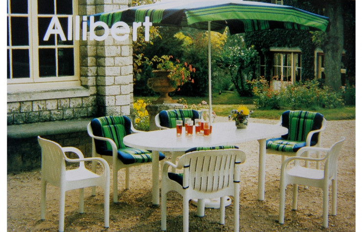 Salon de jardin réalisé en 1980 pour Allibert en plastique injecté.