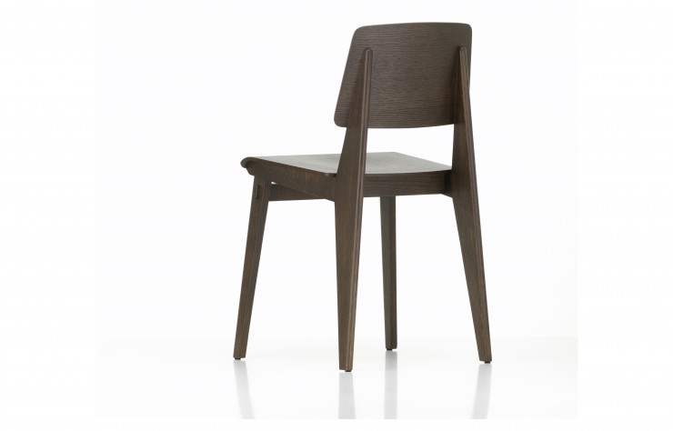 Réédition de la chaise Tout-Bois par Vitra en version chêne foncé (2020).