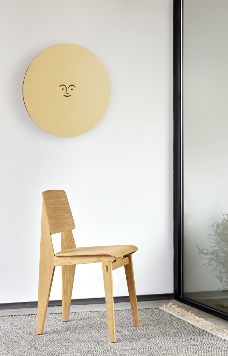 La chaise Tout-bois aux côtés du Metal Wall Relief Sun d’Alexander Girard (le tout, Vitra).