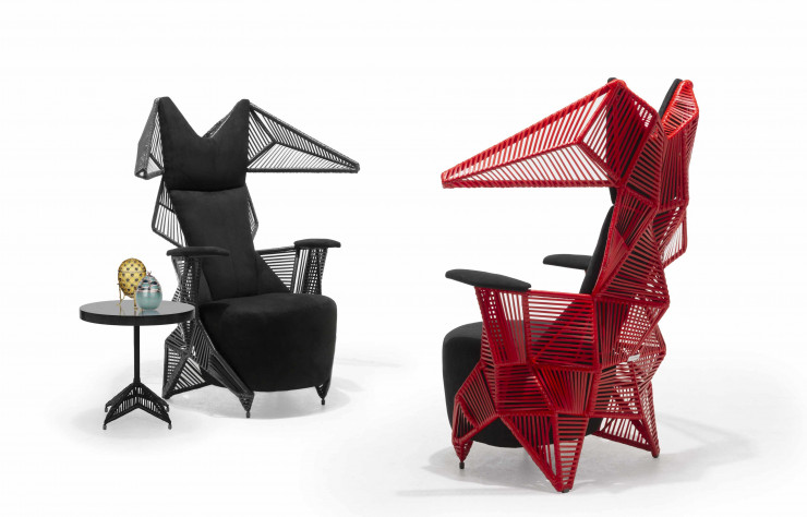 Les deux versions du fauteuil Dragon (Kenneth Cobonpue).