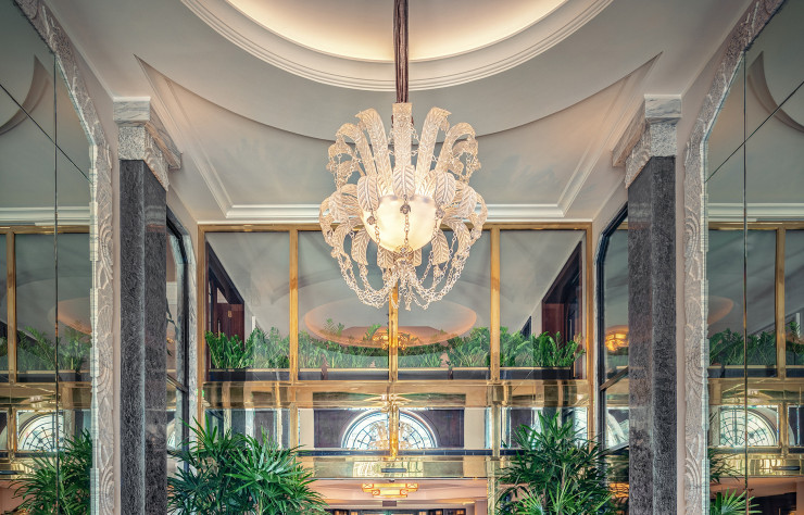 Le lustre en Murano signé Veronese dans le lobby du Monumental Palace à Porto.