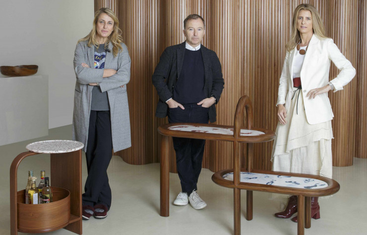 Patricia Urquiola avec Tony Chambers (Wallpaper) et Lissa Carmona, présidente d’ETEL, en mars 2020.