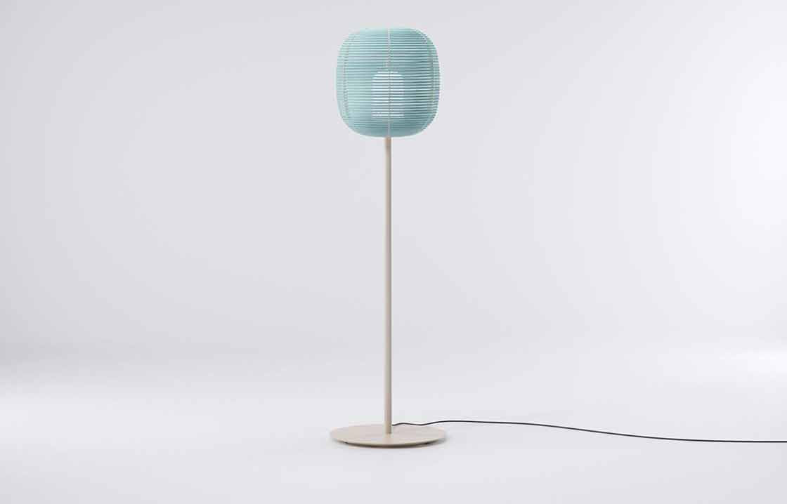 L’abat-jour de la lampe outdoor Bela Rop est constitué d’une seule section de ce matériau inventé par...