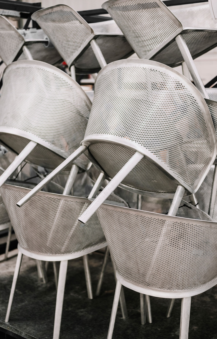 Assise Stampa, de Ronan et Erwan Bouroullec, dont la structure est renforcée par un arceau moulé par injection qui relie le dossier, l’assise en aluminium perforé et les pieds hydroformés.