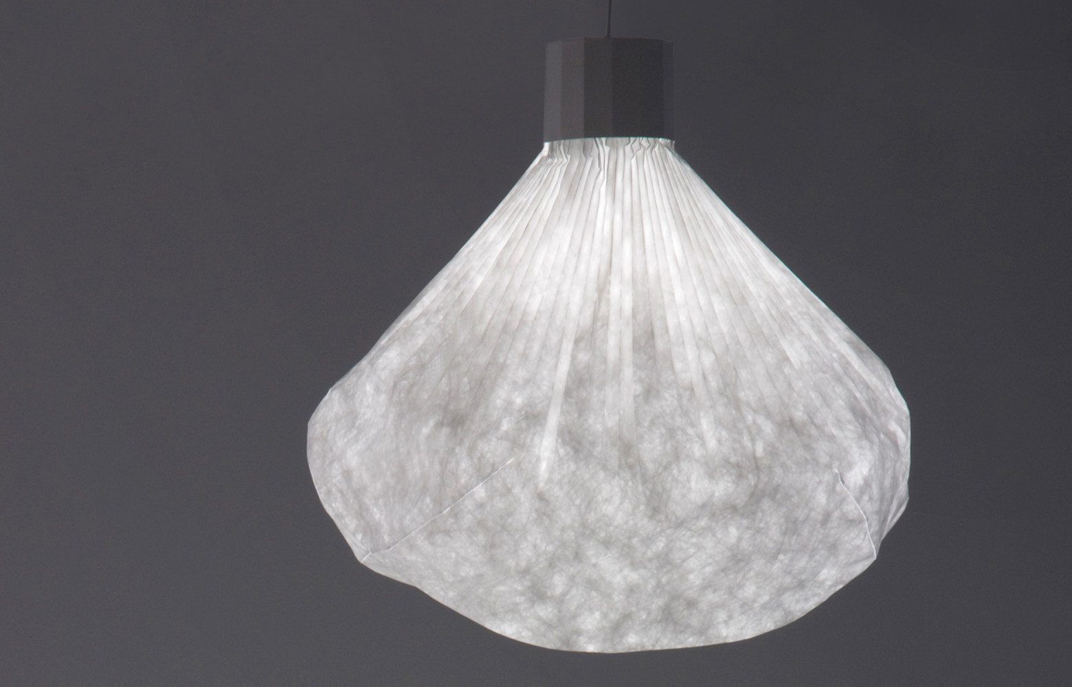 Suspension Vapeur en métal laqué et Tyvek, design Inga Sempé, 250 €. Moustache.