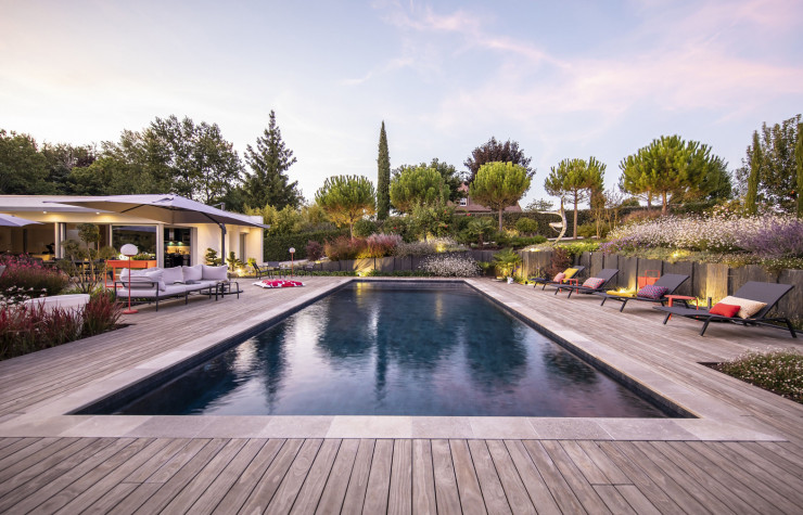 Du bois chez L’Esprit Piscine pour privilégier le côté naturel.