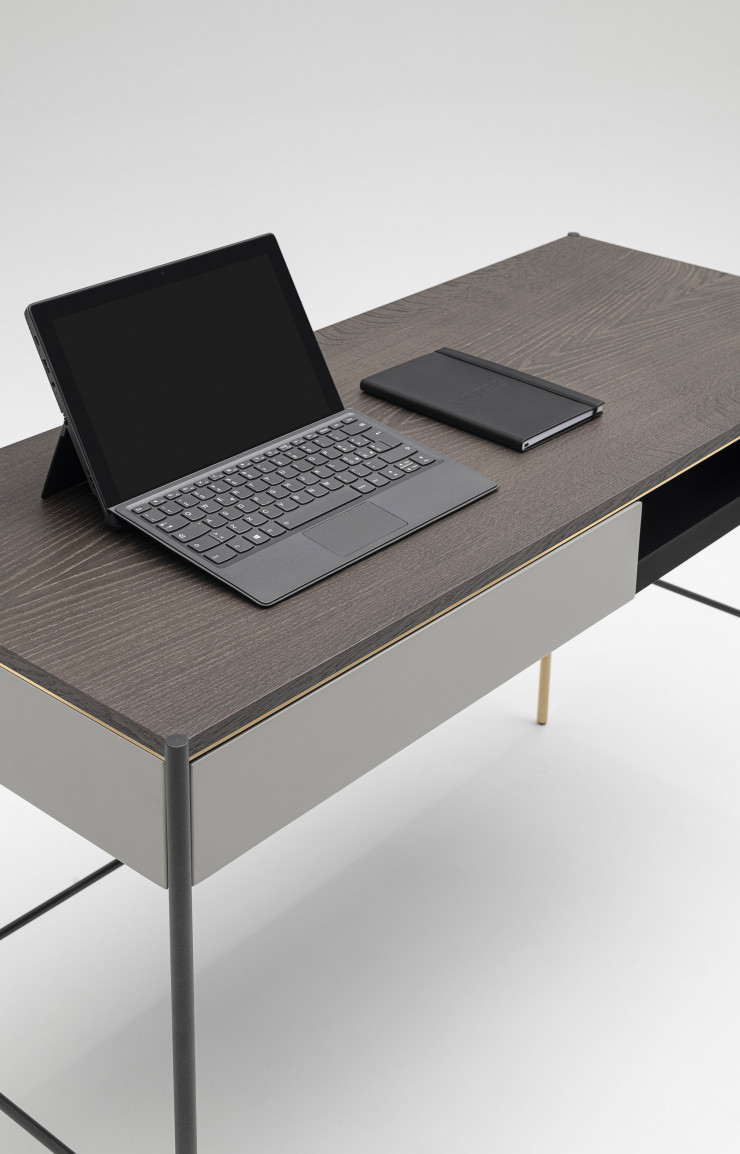 Le designer s’est attaché à souligner les savoir-faire de Living Divani dans le travail du bois et du métal.