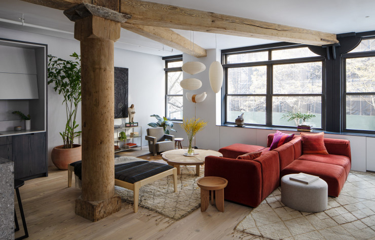 Florilège d’icônes design, le séjour mêle le fauteuil Utrecht de Gerrit Rietveld (Cassina) avec des pièces de Charlotte Perriand, Isamu Noguchi ou Piero Lissoni.