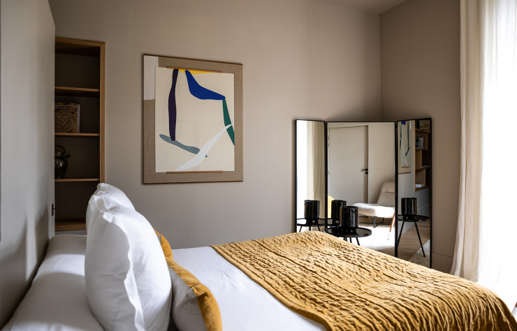 Les cinq chambres de l’hôtel offrent la convivialité d’une maison d’hôtes avec des prestations haut de gamme : literie Hästens, service de conciergerie…