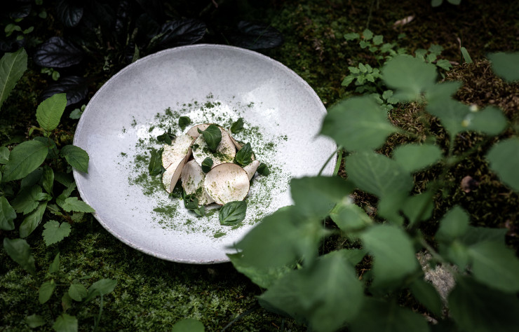 Les deux restaurants valorisent une cuisine de saison.