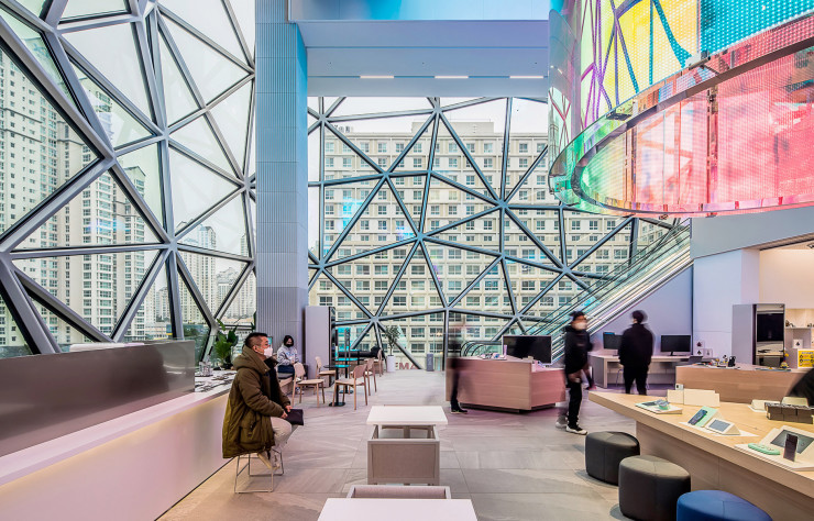 En plus de ses boutiques de luxe, de ses bars et de ses commerces de bouche, The Galleria propose une programmation culturelle et événementielle.