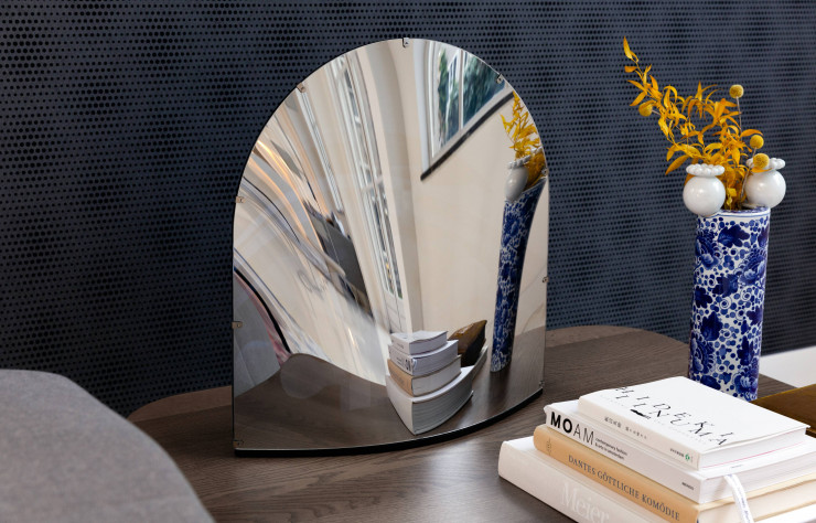 De jour, la Space Lamp (Moooi) prend des airs de miroir déformant.