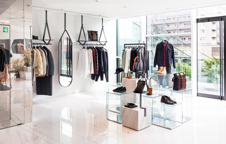 L’agence Nendo a imaginé pour le centre commercial Kashiyama Daikanyama un bâtiment-colline épatant, nivelé en terrasses, où logent un café, un espace d’expo et, surtout, un magasin sur deux niveaux où Carol Lim et Humberto Leon, anciens D.A. de Kenzo, sélectionnent le fin du fin de la mode et de la déco mondiale.
