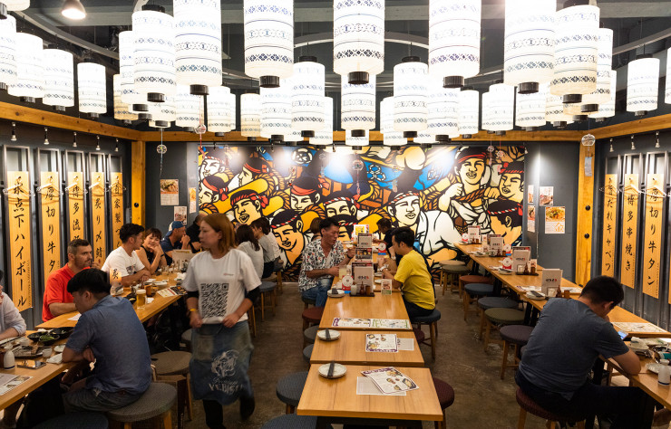 Ne pas confondre l’Hakataya Daikichi Ginza avec les petits bistrots voisins, tous au coude-à-coude dans une ruelle animée de Ginza où aucune enseigne n’est traduite en caractères latins. Car, ici, les plats sont aussi simples que divins (œufs de morue au piment, maquereau flambé, graines de gingko confites…), les serveurs aussi braillards que sympas, et la déco, signée Studio Crow, aussi drôle que graphique.