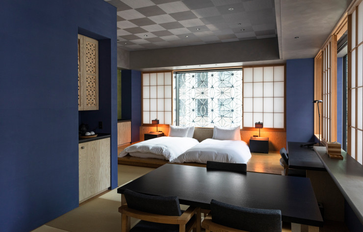 A l’hôtel Hoshinoya Tokyo, les us et coutumes de l’hôtellerie occidentale restent à l’entrée. Comme vos chaussures. Sur le modèle des ryokan (auberges), on trouve là des sols en tatamis qui fleurent bon la paille de riz, un jardin de pierre, des parois de papier washi partout et même un onsen (bain traditionnel) à ciel ouvert. Le tout en version ultra-luxueuse.
