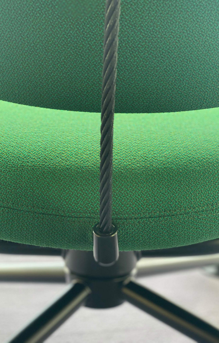 Gros plan sur le câble d’acier qui maintient l’assise en suspension.