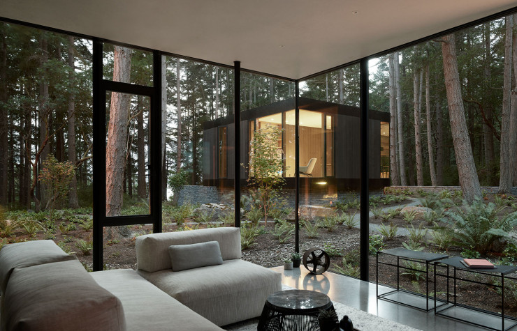 Dans le salon lounge, qui offre une vue sur la guest-house.