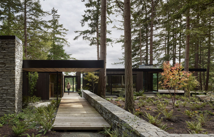 La structure se déploie au milieu de la forêt dont un minimum d’arbres a été abattu pendant les travaux. Le bois coupé a été utilisé à la ferme pour les clôtures.
