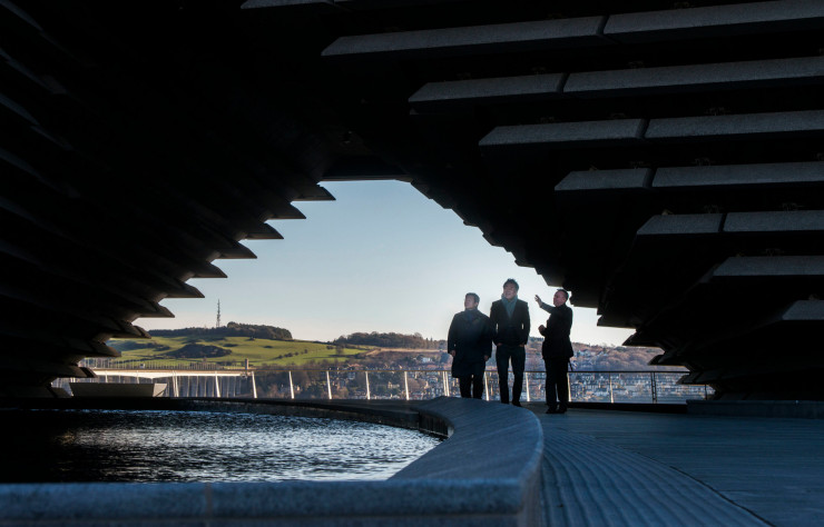 Première antenne du prestigieux Victoria & Albert Museum de Londres, le vaisseau de pierre du V&A Dundee, en Écosse, conçu par Kengo Kuma, a ouvert ses portes sur le front de mer en 2018.