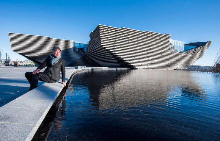 Kengo Kuma, devant le V&A Dundee (Ecosse).