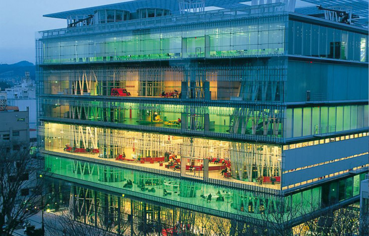 Pour la ville de Sendai, au Japon, Toyo Ito a dessiné une médiathèque tout en transparence qui a été inaugurée en janvier 2001.