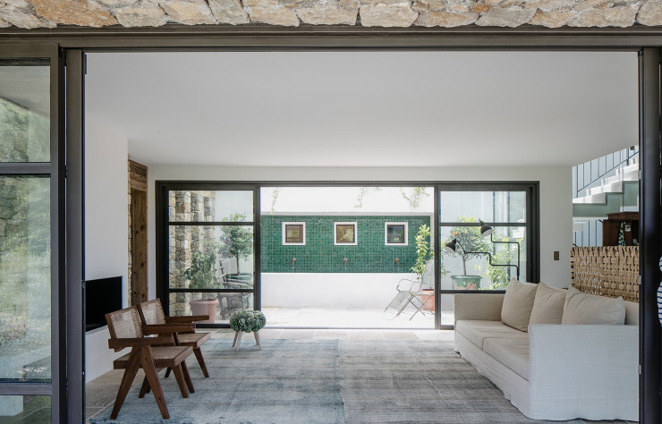Les chaises de Pierre Jeanneret accentuent le cachet des lieux.